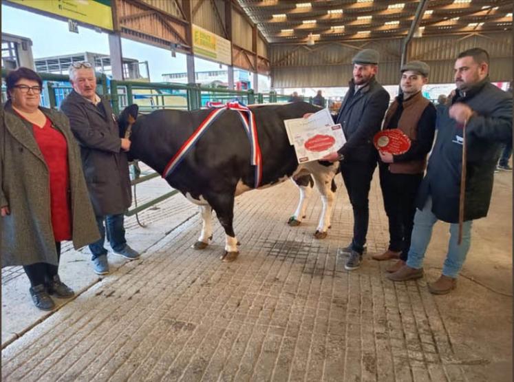 De g. à d. : Christine Lesueur, maire de Forges-les-Eaux, Bernard Niel, président du comité d'organisation, ont remis le prix de la boucherie à Gaëtan Ricœur de la Boucherie Ricœur de Mont-Saint-Aignan.