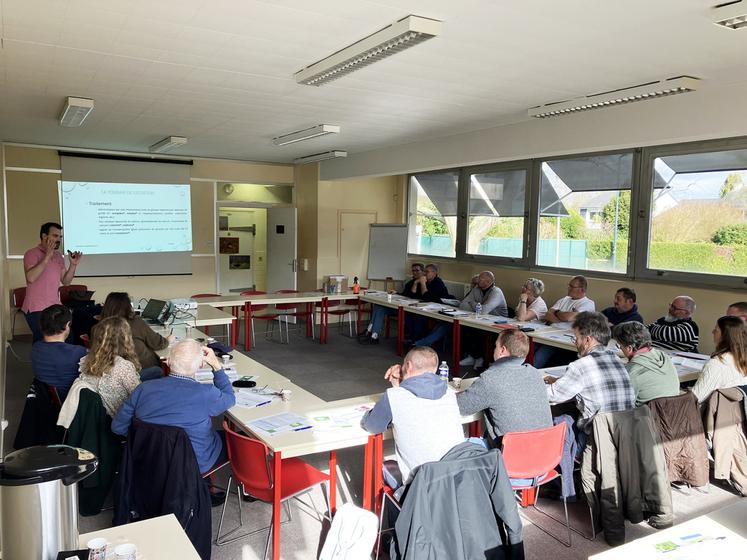 Participants et intervenant réunis lors de la première journée de formation ovine du GDMA 76.
