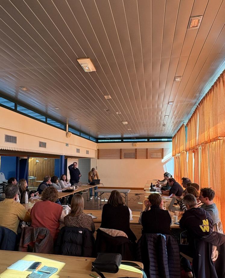 La réunion de l'AVDPL a réuni des producteurs fermiers convaincus de l'intérêt du lait cru.