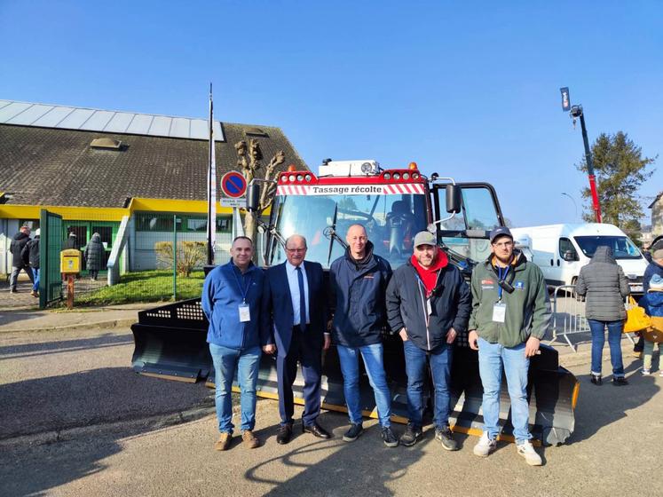 Archive 2025. De g. à d. : Nicolas Martin (président de l'amicale des Sapeurs-Pompiers de Yerville), Didier Terrier (conseiller départemental), Paul Lefebvre, Mathieu Prével et Christophe Mabire, les trois organisateurs de l'évènement.