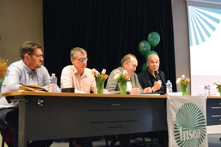 Sans détour, Arnaud Rousseau, président de la FNSEA, a abordé tous les sujets, répondant aux questions posées par les présidents de SEA et les adhérents présents. De g. à d pour la FNSEA 76 : Stéphane Donckele, secrétaire général, Jocelyn Pesqueux, trésorier, et Bruno Ledru, président.