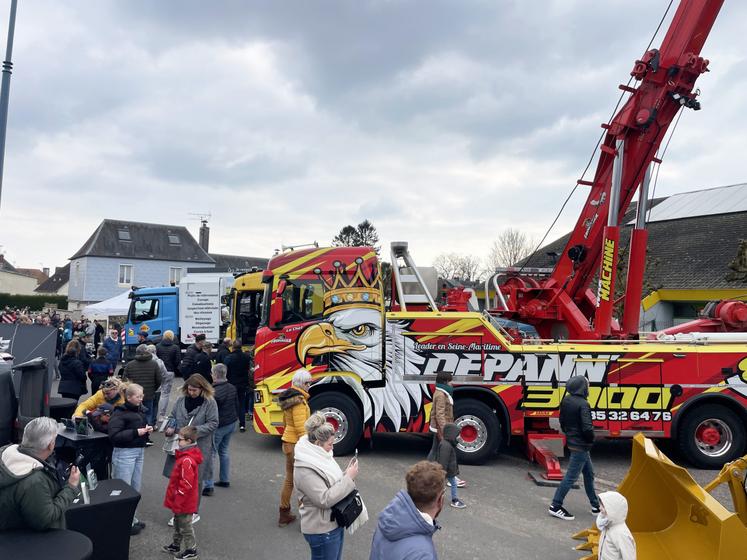 À l'extérieur, parmi les engins, un camion de Fromager dépannage était exposé.