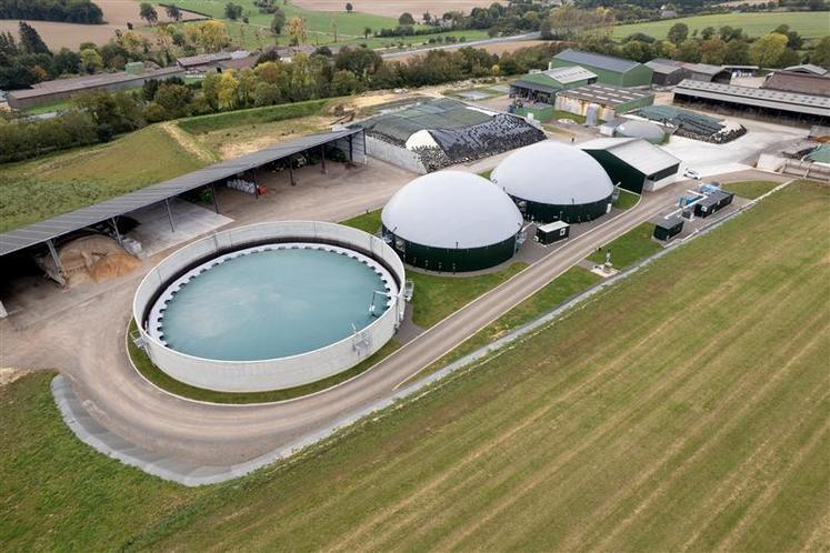 Hugo Bernard, agriculteur méthaniseur de la SAS Les Cinq Énergies (61), observe les mêmes bénéfices : « On a réduit de 30 à 40 % l'utilisation d'engrais chimiques ».