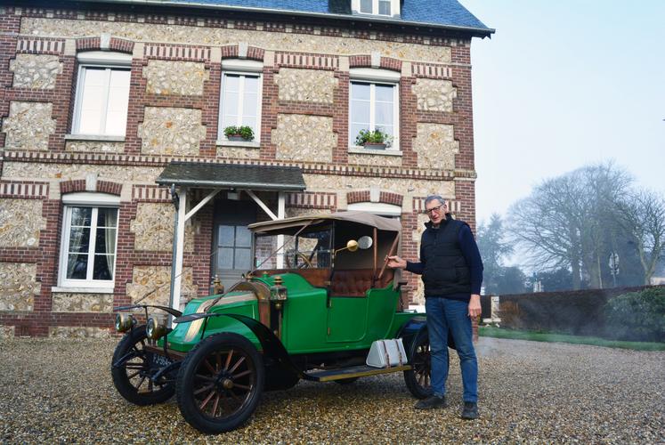 Rémy Varin et sa Renault de 1913 : ici, pas de plastique ni d'électronique. Chaque courbe de la carrosserie verte de la Renault et chaque pièce de laiton ont été façonnées ou restaurées à la main, respectant scrupuleusement les plans d'origine.