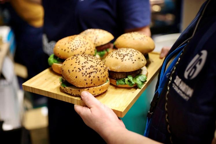 Les burgers sont composés de produits issus de l'agriculture seinomarine et préparés par les cuisiniers du restaurant administratif.
