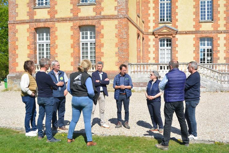Visite de l'exploitation et de la cidrerie du lycée agricole du Pays de Bray à Brémontier-Merval. Gilles Collombet-Goudon, directeur de l'exploitation, accompagné de Frédéric Foiry, proviseur du lycée, ont conduit la visite. 