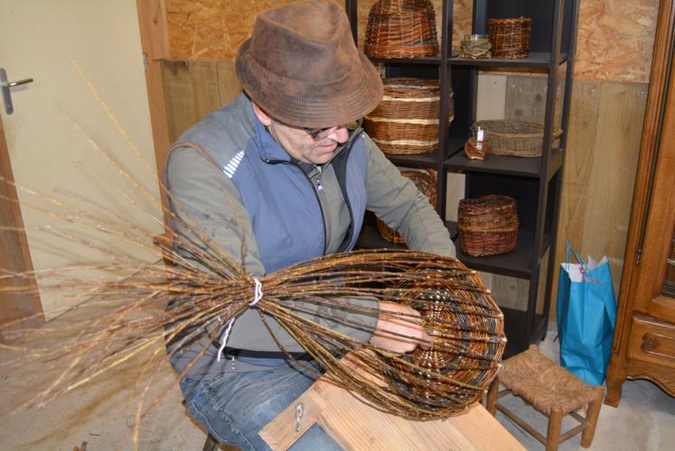 Dans son atelier, Raynald Delattre travaille sur une sellette de vannier (établi de genoux) qu'il a lui-même perfectionnée pour faire pivoter ses pièces. 