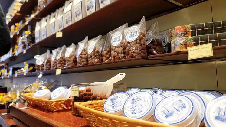 " Nous transformons nous-mêmes les fèves en chocolat et les fruits secs en pralinés. Cette liberté nous permet de faire perdurer notre artisanat depuis 1970. ", confie Jonathan Dolfi.