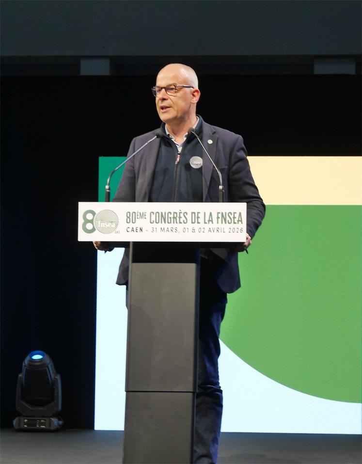 Arnaud Rousseau veut une réforme de la Constitution pour supprimer le "principe de précaution", inscrit dans la Charte de l'environnement depuis 2005. Un "principe d'inaction", a-t-il martelé.