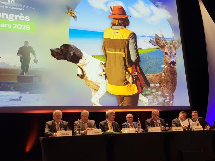 À la tribune, aux côtés du président Willy Schraen, Dominique Monfiliatre, président de la Fédération régionale des chasseurs de Normandie, région d'accueil du congrès annuel de la FNC.