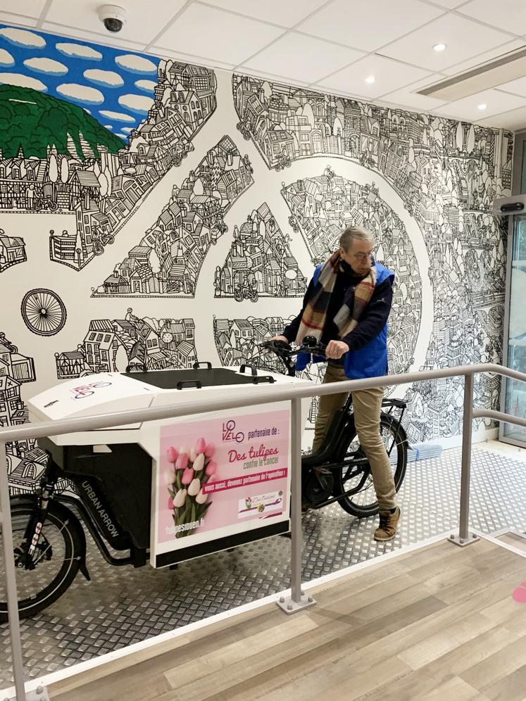 Présents aux portes des grandes surfaces de l'agglomération rouennaise, les Lions Clubs proposent le bouquet de 10 tulipes à 6 €. 