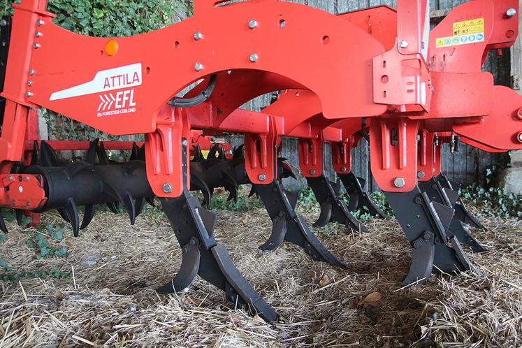 Les larges dents du décompacteur sont associées à des ailettes qui génèrent un important brassage de la terre, mais mélange les horizons du sol.