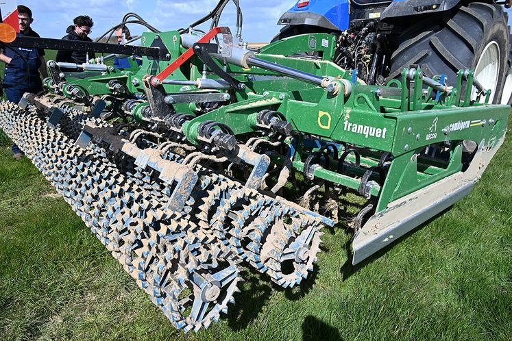 À l’arrière, le Combigerm assure l’ameublissement en profondeur et la structuration du lit de semences jusqu’à 20 cm.