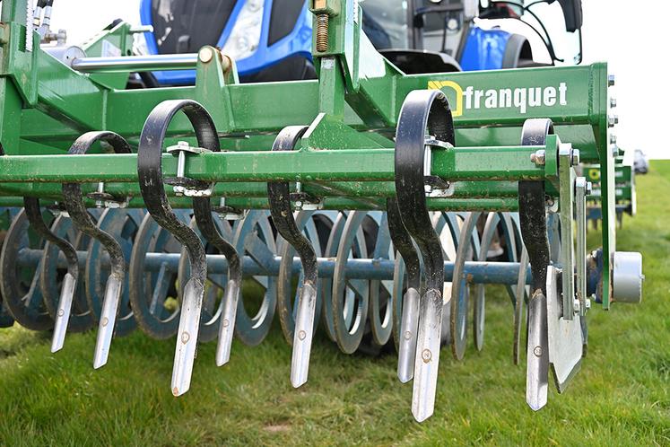 Associé en frontal, le Synchrospire réalise un premier travail superficiel du sol, favorisant le nivellement et l’émiettement en amont du passage principal.