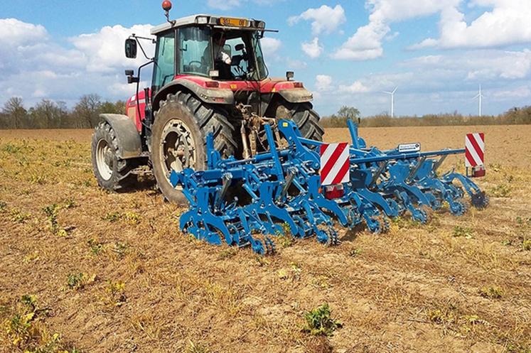 Au printemps, la reprise des lignes de semis est effectuée au Comdor Line.