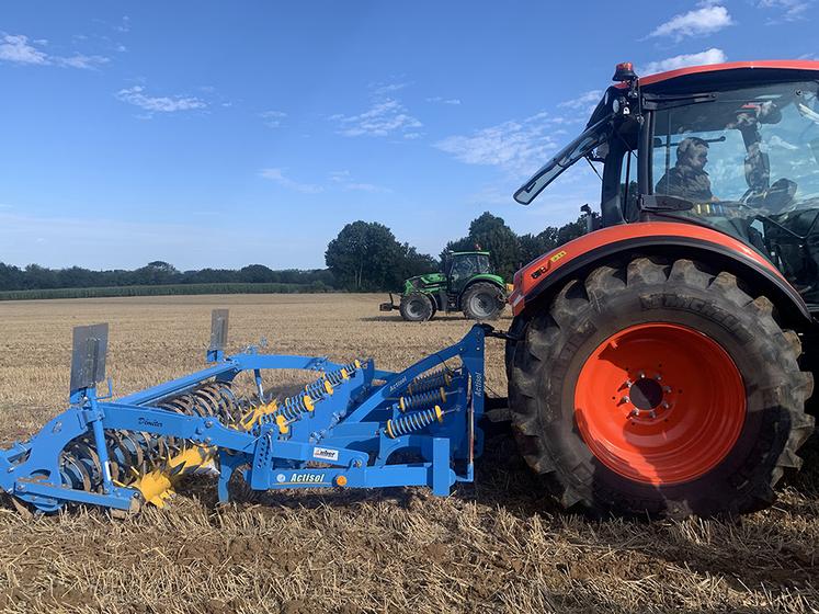 Le fissurateur est souvent équipé de rouleaux arrière pour gérer le terrage. Comme le décompacteur, il doit être utilisé dans un sol ressuyé.