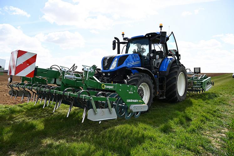 En combinant les deux outils en un seul passage, Franquet mise sur un gain de temps, une réduction des charges et une limitation du re-tassement des sols.