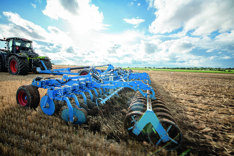 Si les outils à disques sont plus rapides et travaillent plus superficiellement, ceux à dents conviennent à des travaux plus en profondeur.
