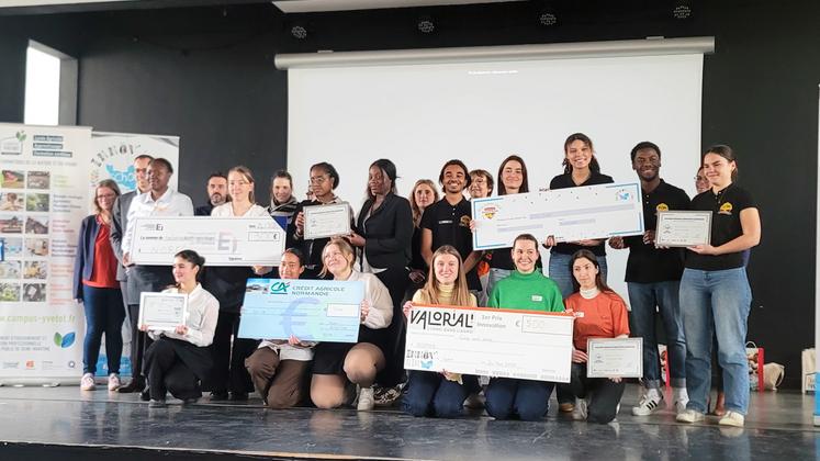 Le palmarès 2026 réuni. Les quatre équipes lauréates (Nomad, Norfé, Bul'Or et Pom) entourent les membres du jury, présidé par Jean-Noël Lecarpentier, à l'issue de la remise des prix.