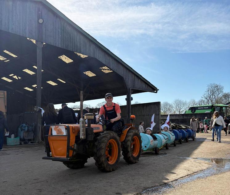 Tours de tracteur à la ferme du Chêne à Allouville-Bellefosse.