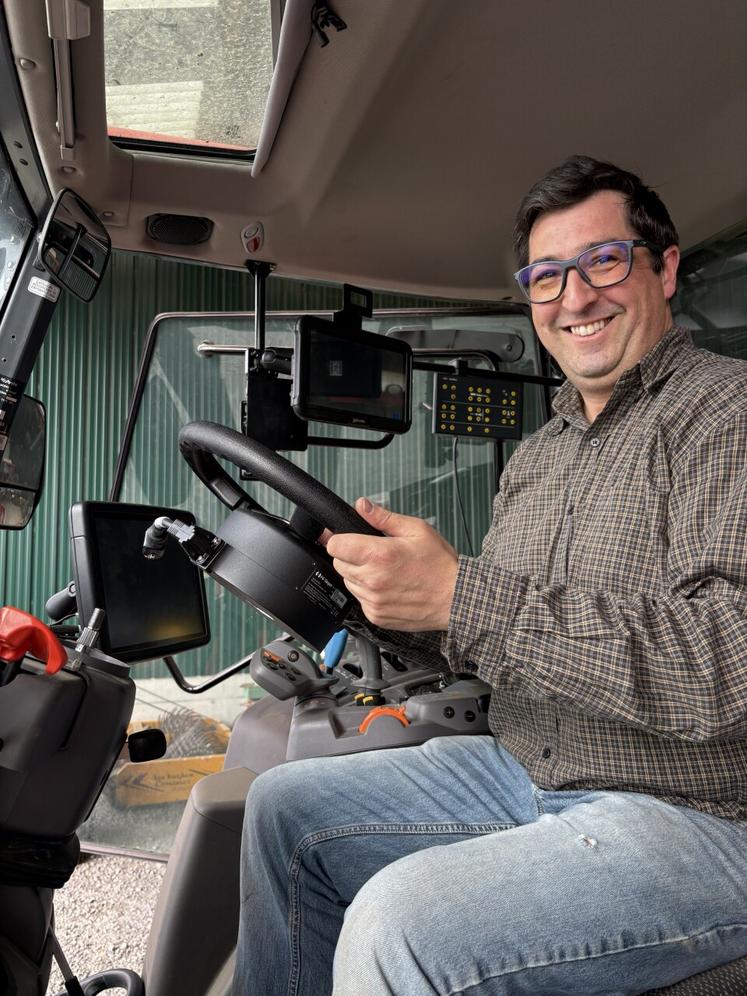 François Paquin fait partie des agriculteurs qui se sont montrés intéressés pour rejoindre le réseau Centipède RTK. Pose du volant électrique et de la console.