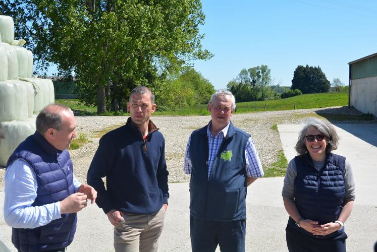 De g. à d. : Bruno Ledru, président de la FNSEA 76, Fabien Freret, polyculteur-éleveur laitier en Gaec familial, Gilles Barré, vice-président de la FNSEA 76, et Audrey Baconnais-Rosez, sous-préfète de Dieppe.