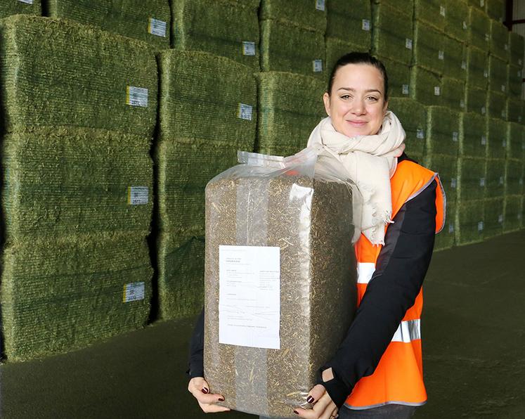 Morgane Simonnet, responsable marketing de Désialis, présente Hippomix Duo pour les chevaux, un mélange de luzerne déstructurée, de pulpe de betterave et d’huile de lin.