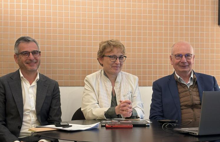 Pascal Lheureux (à droite), président du Crédit Agricole Normandie-Seine, a rappelé le modèle mutualiste de l'établissement le 29 avril à Rouen : «  nous sommes une société de personnes et non une société de capitaux. Ici on parle des hommes et des femmes, 700 000 clients haut-normands, une universalité de clients et de services. Nous avons deux préoccupations : la création de valeur et le partage des valeurs  ».