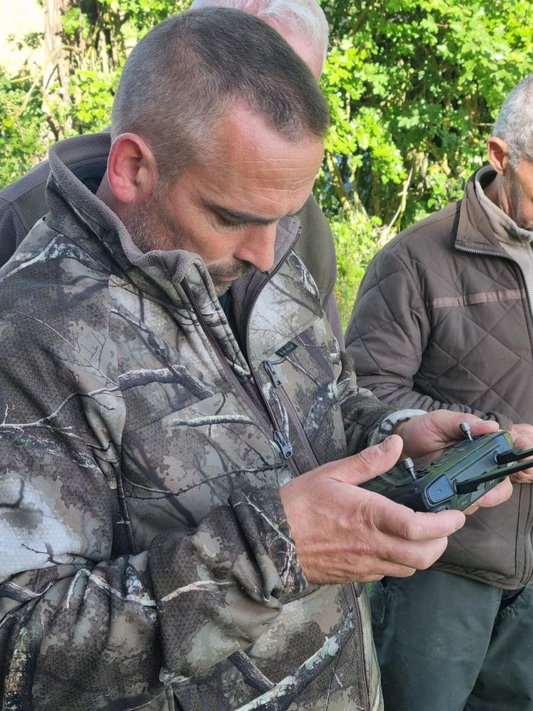 Le pilotage de ces drones thermiques est strictement encadré : chaque télépilote est déclaré et titulaire d'un permis spécifique obtenu sur le site de la DGAC.