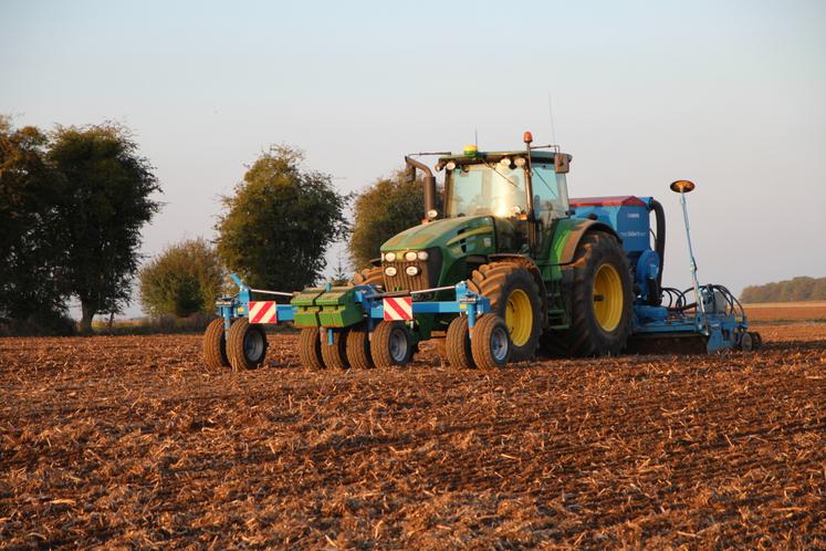 Sur route comme aux champs, la conduite des engins agricoles et forestiers est encadrée par deux législations : le Code de la route et le Code du travail...