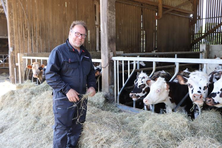Avec un niveau d'étable à 9 000 kg de lait, Jean-Marc Labbé est passionné de normandes. Il fait tout de même face à des difficultés pour renouveler ses femelles. Il a adhéré au programme de "normandisation" de la Région.