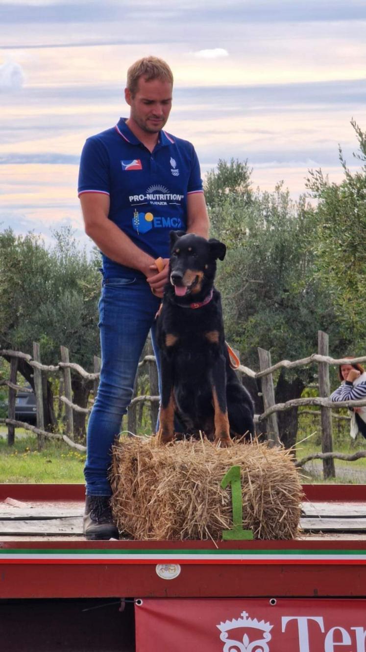 Alexandre Lécuyer, agriculteur à Monceau-le-Neuf-et-Faucouzy, et président de l'Association d'utilisateurs de chiens de troupeaux (Auct) de Picardie. Il est accompagné de sa chienne Lely (beauceron femelle) avec laquelle il a remporté plusieurs prix.