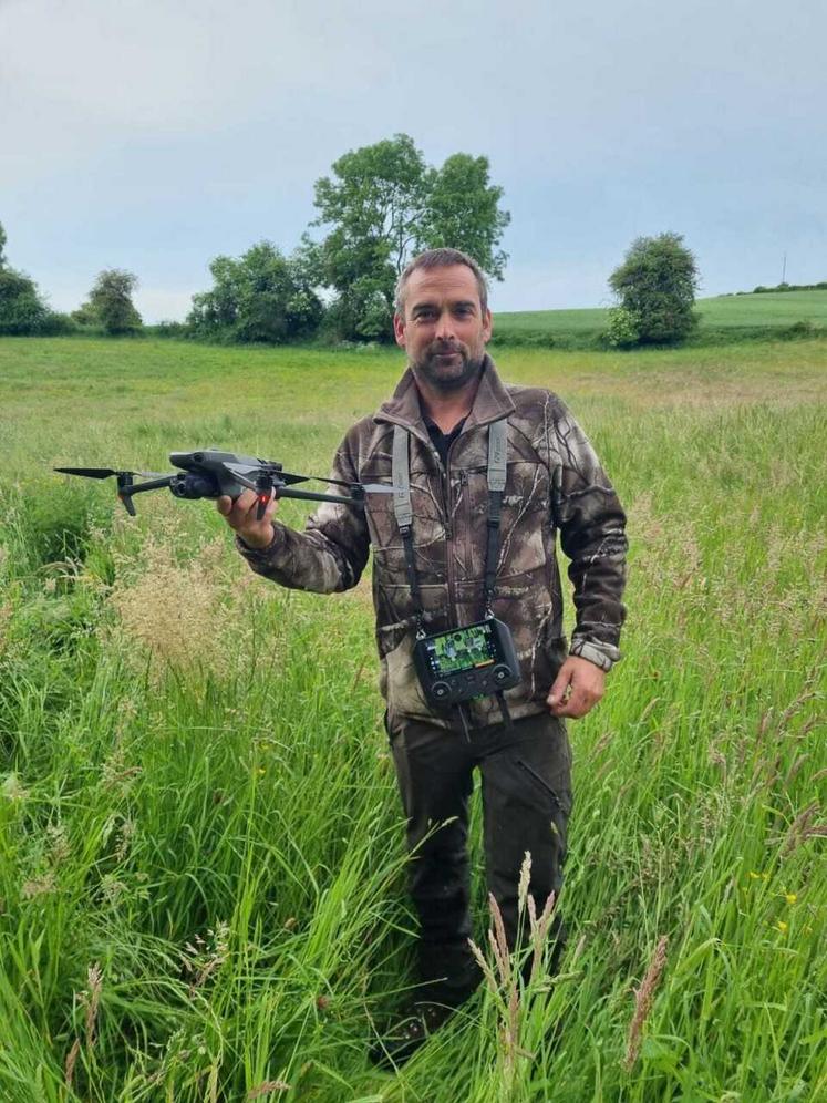 Mickaël Ancel se prépare a survoler les parcelles avec son drone. Le pilotage de ces drones thermiques est strictement encadré.