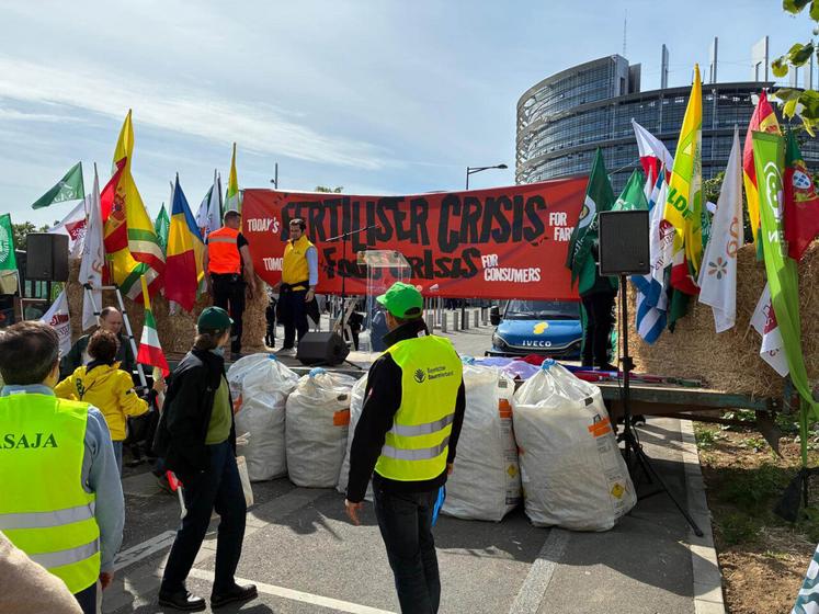 Le mardi 19 mai, à Strasbourg, à l'occasion de la présentation du plan d'action de la Commission européenne sur les fertilisants, le Copa-Cogeca a manifesté durant deux heures sous les fenêtres du Parlement européen pour faire entendre avec la FNSEA et d'autres syndicats européens leurs revendications.