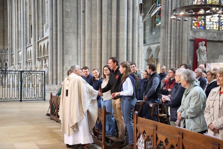 Mgr Dominique Lebrun salue Jean Puech d'Alissac, secrétaire général de JA 76, à l'issue de la célébration. Les Jeunes agriculteurs du département ont largement contribué à l'organisation de cette fête.