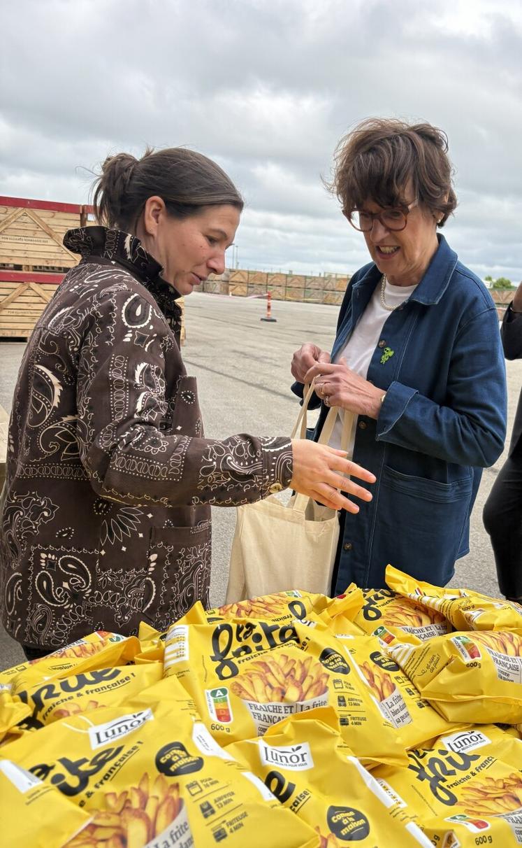 « La chaîne de fabrication de frites fraîches Lunor montre l'absurdité d'exporter en Belgique ce que nous savons très bien faire ici. Nous pourrions faire la même chose avec les pâtes », a souligné la ministre.