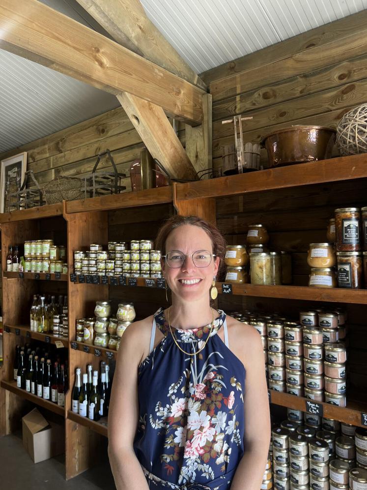 Fanny Crombez est agricultrice à la ferme de Guenouville (27). Installée en élevage porcin et culture sur 90 ha, elle propose ses produits en vente directe à la ferme. D'abord seule sur l'exploitation, elle avance désormais aux côtés de son mari.