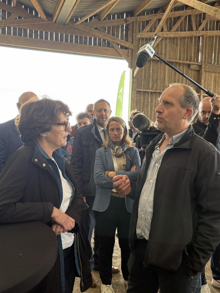 Franck Grémont, vice-président de la FNSEA 76, a demandé à la ministre son soutien pour obtenir une meilleure indemnisation lors de l'implantation des pylônes RTE.