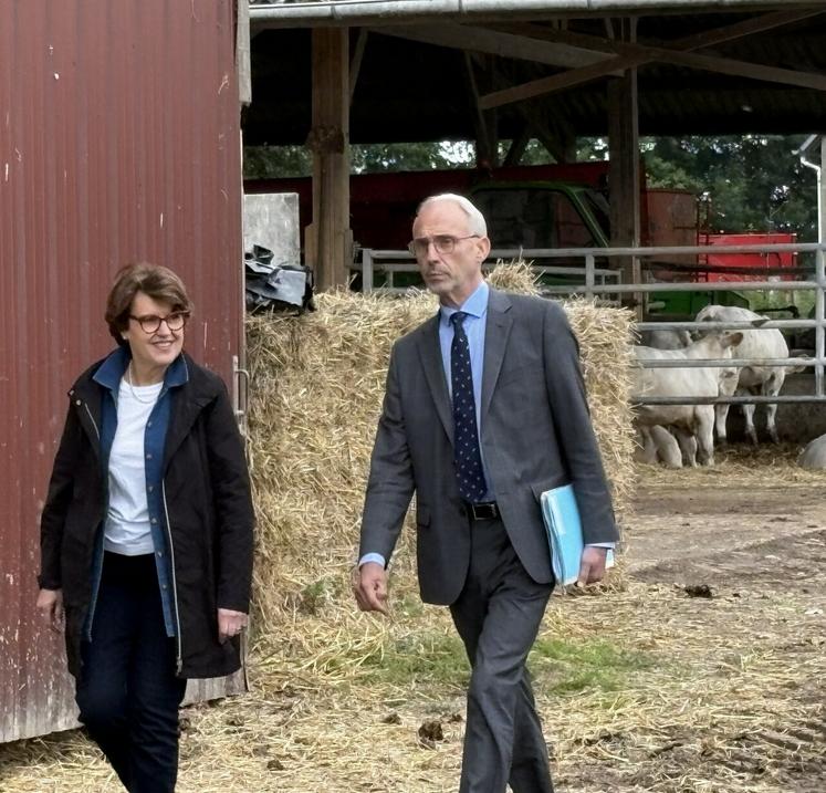 Annie Genevard accompagnée du préfet de la région, Jean-Benoît Albertini.