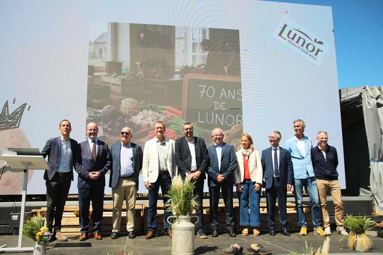 De g. à d. : Bruno Mauduyt, Robert Le Bourgeois (député de la Seine-Maritime), Antoine Declercq (président de NatUp), Samuel Crèvecœur, Pierre Demoulins (maire de Luneray), Guy Auger (ancien maire), Clotilde Eudier (vice-présidente de la Région Normandie en charge de l'agriculture), Vincent Renoux (conseiller départemental de la Seine-Maritime), et Laurent Lemarchand (directeur général de NatUp).