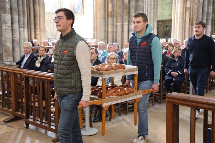Paul Bouley et Benjamin Pesqueux (JA 76) apportent le pain destiné à la bénédiction.