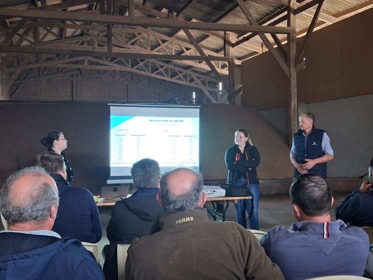 Intervention des techniciennes de Lactalis, Garance Choury et Jasmine Sevin, avec le président de l'APLHN, Christophe Jourdain.