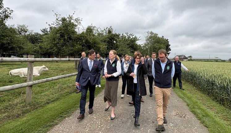 Pour Annie Genevard, l'exploitation familiale de polyculture élevage est un gage de pérennité pour une entreprise agricole normande. La ministre a visité l'exploitation de la Scea de la Ferme du Pays en compagnie de la famille Puech d'Alissac.