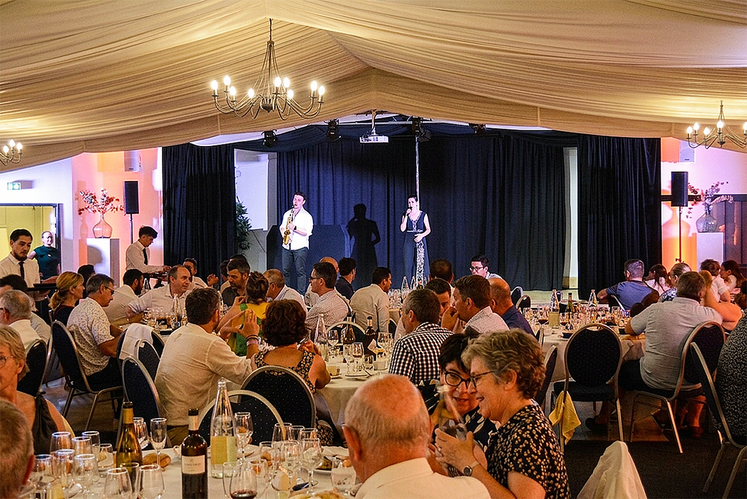 « En parallèle du pole dance, un second duo saxophone et voix a assuré l’ambiance sonore du Clos de la Vaupalière durant le dîner. »