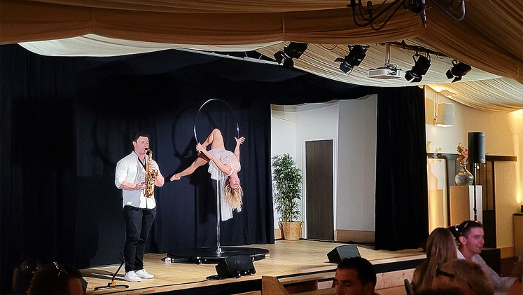 « Après deux heures d’échanges, la troupe Silam est montée sur scène pendant le dîner pour clore la soirée avec un numéro de pole dance. »