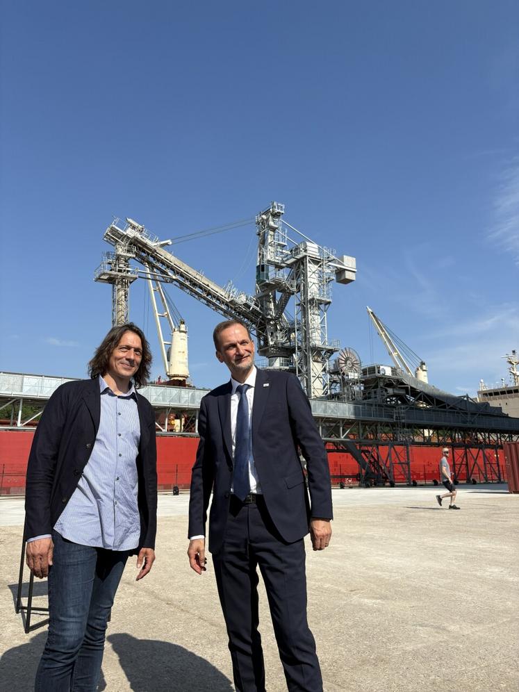 « La demande des meuniers africains est en forte hausse,  il nous faut donc leur proposer cette qualité attendue.  Nos investissements vont permettre de satisfaire cette demande de qualité exigeante des ports africains qui ont des tirants d'eau de plus en plus importants », explique Florent Beuzelin (à gauche), accompagné de Dominique Ritz, directeur général adjoint de Haropa Port.