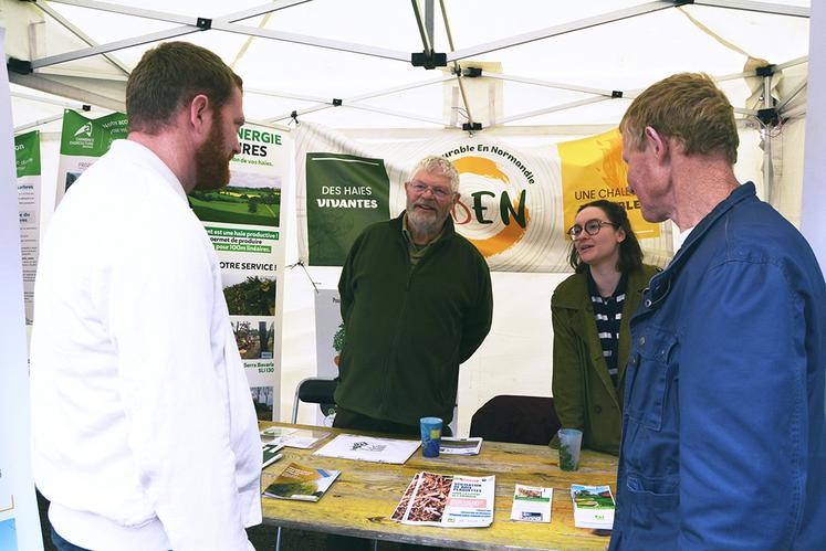 Emmanuel Roch (à gauche), élu de la Chambre d’agriculture, sur le stand dédié au thème de la haie bocagère.