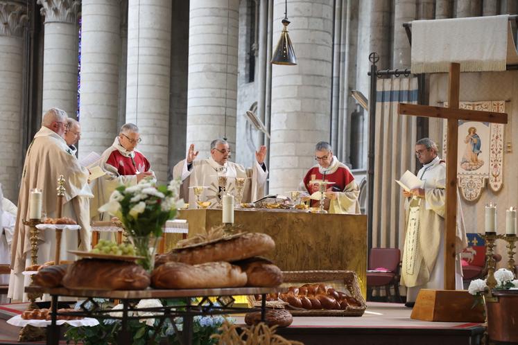 La messe du centenaire a rassemblé les six évêques de Normandie, vicaires généraux, prêtres, collecteurs, donateurs, agriculteurs, officiels et fidèles.
