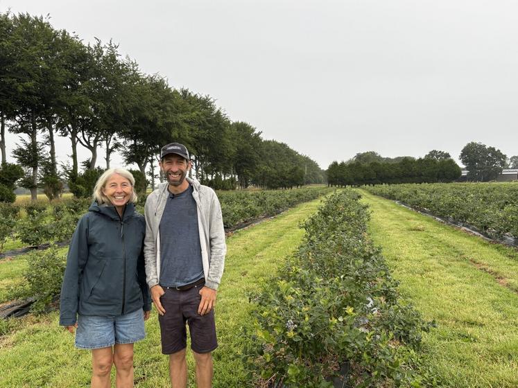 Victor et sa mère Élisabeth Leforestier, sont prêts à accueillir les gourmands de myrtilles durant tout l'été. N'oubliez pas d'amener vos seaux !
