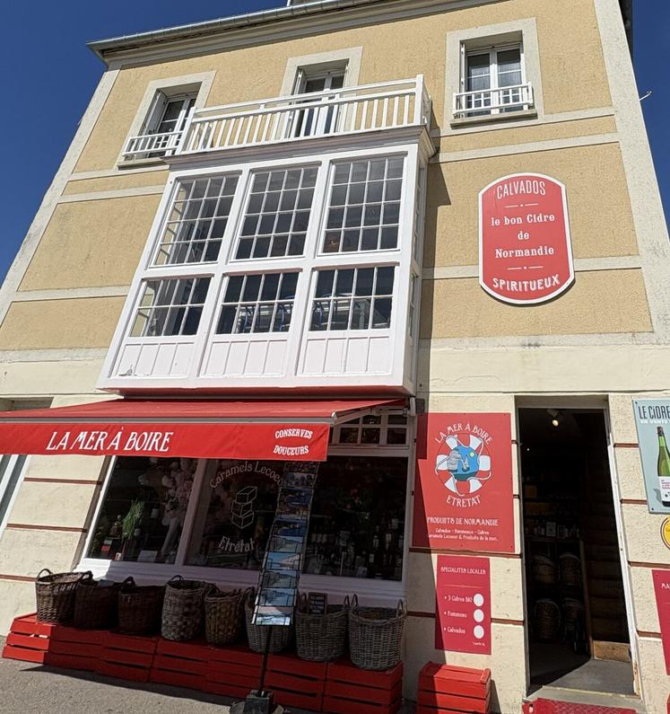 La Mer à boire est tenue par un passionné et érudit des produits cidricoles normands. Jean-François Bougeant donne des conseils d'accords et propose des dégustations pour apprécier les différentes saveurs et arômes des cidres, pommeaux et calvados.